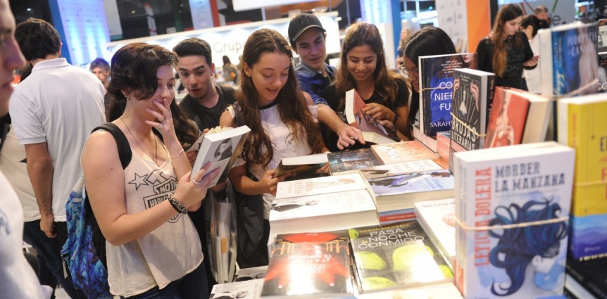 MISS BOLIVIA Y MARTINA CRUZ CERRARON LA 1RA EDICIÓN DE LA CALLE DE LOS LIBROS