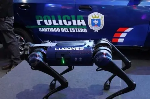 LA POLICÍA DE SANTIAGO DEL ESTERO INCORPORÓ UN PERRO ROBOT A SU FUERZA: QUÉ FUNCIONES CUMPLIRÁ