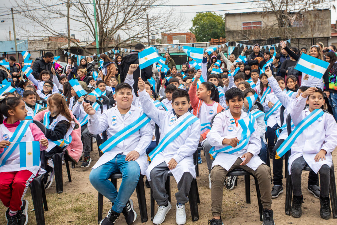 MÁS DE 200 ESTUDIANTES BERAZATEGUENSES PROMETIERON LEALTAD A LA BANDERA ARGENTINA