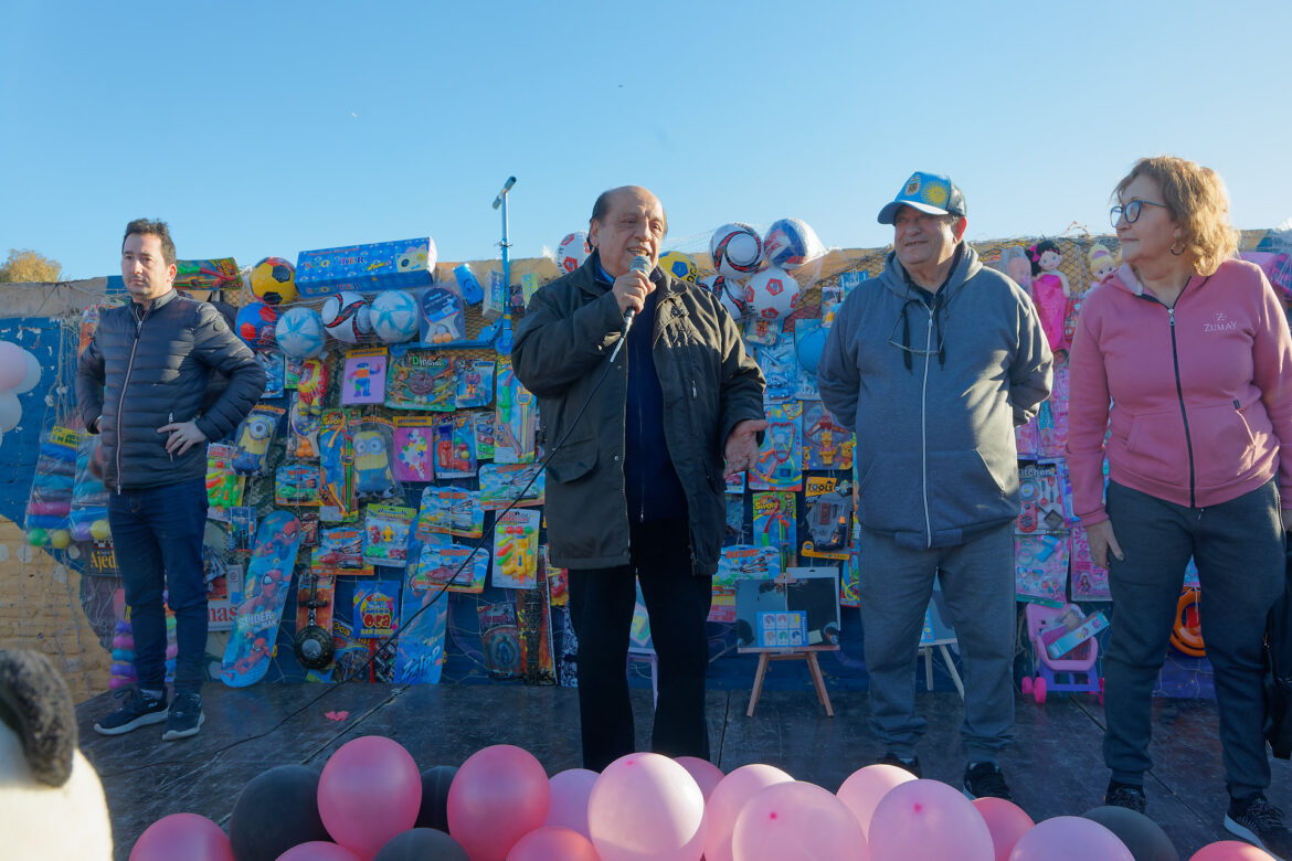 CIENTOS DE NIÑOS FESTEJARON SU DÍA EN EL BARRIO LOS MANZANOS