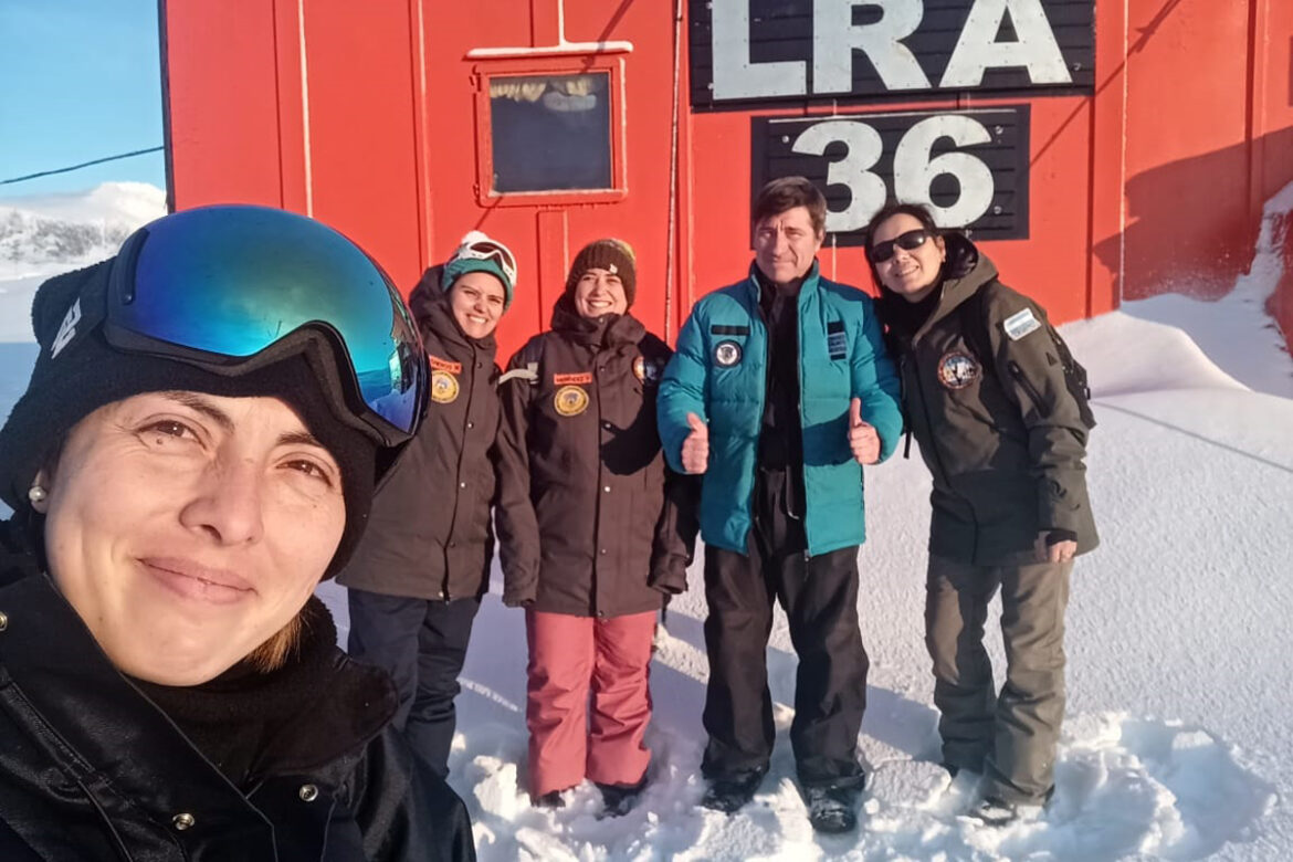 JÓVENES DE LA ANTÁRTIDA, EMITIENDO POR RADIO