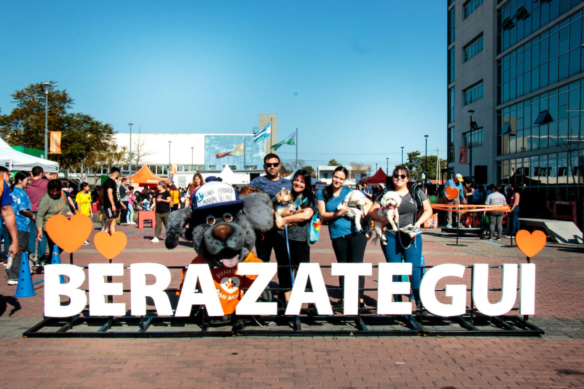 BERAZATEGUI INAUGURÓ UN MONUMENTO AL PERRO