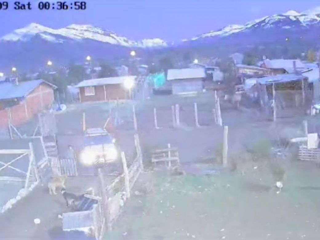 SE HIZO DE DÍA EN PLENA MADRUGADA: UNA EXTRAÑA LUZ CRUZÓ EL CIELO DE BARILOCHE Y SORPRENDIÓ A TODOS