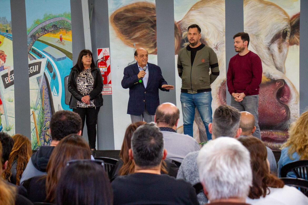 ENTREGARON MÁS EQUIPAMIENTO A ESCUELAS DE BERAZATEGUI