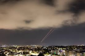 ISRAEL INTERCEPTÓ MÁS DE 200 DRONES, MISILES BALÍSTICOS Y DE CRUCERO QUE LANZÓ IRÁN Y CONFIRMÓ QUE SÓLO CAUSARON DAÑOS MENORES EN UNA BASE MILITAR