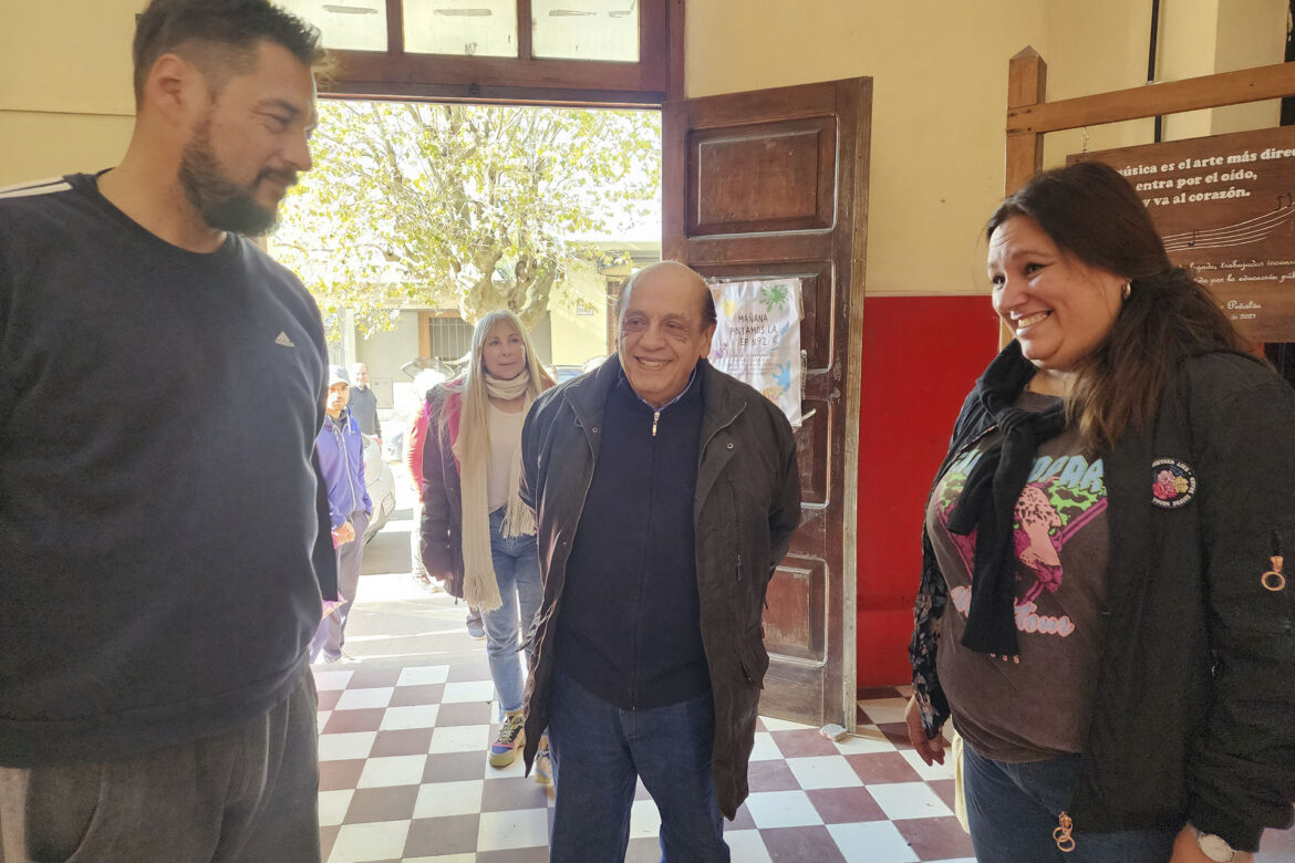 LA COMUNIDAD EDUCATIVA SE UNIÓ PARA EMBELLECER LA PRIMARIA N° 2 DE HUDSON