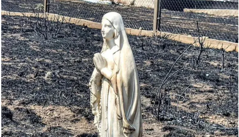 UNA IMAGEN IMPACTANTE EN MEDIO DEL INCENDIO EN CÓRDOBA: LAS LLAMAS CONSUMIERON UN SANTUARIO, PERO UNA VIRGEN QUEDÓ INTACTA