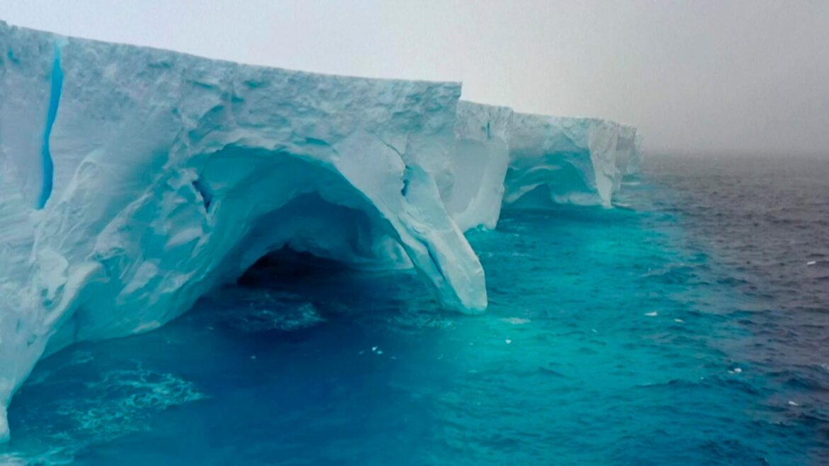 EL ICEBERG MÁS GRANDE DEL MUNDO (EL A23A) SIGUE GIRANDO EN CÍRCULOS TRAS LIBERARSE