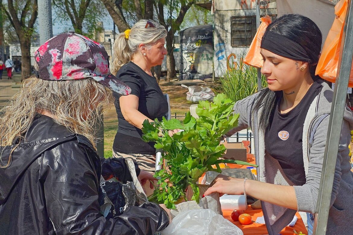 MERCADO VECINO SIGUE RECORRIENDO BERAZATEGUI CON PRODUCTOS FRESCOS Y DE CALIDAD