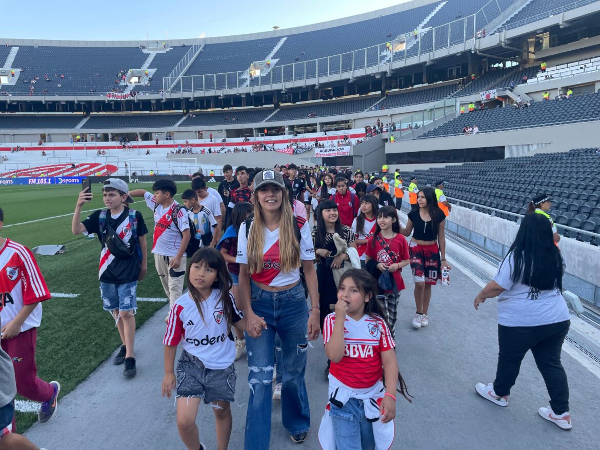 DIANA PATERNO JUNTO A LOS CHICOS DE “CARITAS FELICES” EN EL MONUMENTAL